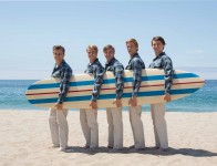 Die Beach Boys (v. l. n. r.): Dennis Wilson (Kenny Wormald), Al Jardine (Graham Rogers), Carl Wilson (Brett Davern), Mike Love (Jake Abel) und Brian Wilson (Paul Dano)
